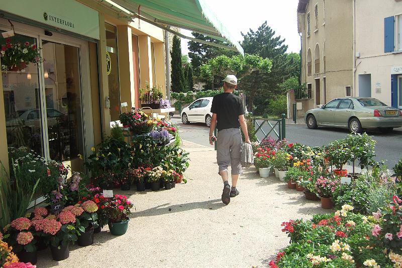 2011-05- (1327).JPG - Gegen 14 Uhr sind wir in Chabeuil, ebenfalls ein kleines "Runddorf", jedoch größer und touristischer als unsere heutige Zwischenstation Alixan